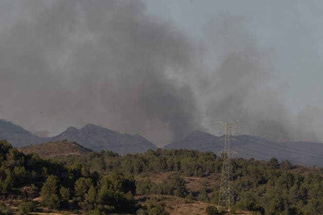 The Soneja Fire Forces the Evacuation of Azuébar, and the UME Joins Firefighting Efforts View of the Soneja fire on July 5, 2026, in Soneja, Castellón, Valencian Community, Spain. The fire, which broke out this Sunday at noon in a forested area within the municipality of Soneja, Castellón, has forced the evacuation of the nearby town of Azuébar, whose residents are being evacuated to the Soneja Cultural Center. Units from the Third Military Emergency Intervention Battalion (UME) have left their base in Bétera, Valencia, to join the firefighting efforts. JULY 5, 2026 Soneja, Castellón de la Plana Soneja, Castellón de la Plana Spain  Copyright: xJavierxEscrichex 7647441