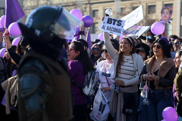 Santiago, July 5, 2026 Army BTS Chile holds a march over the possible cancellation of the concert at the National Stadium Jonnathan Oyarzun Aton Chile, Santiago, Chile Aton 1170183  Copyright: JONNATHANxOYARZUN ATONxCHILE