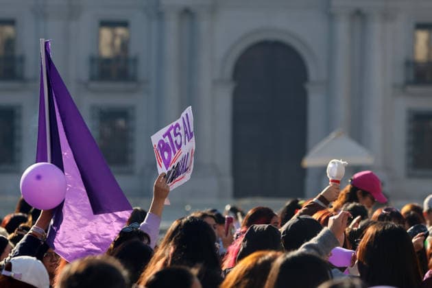 Santiago, July 5, 2026 Army BTS Chile holds a march over the possible cancellation of the concert at the National Stadium Jonnathan Oyarzun Aton Chile, Santiago, Chile Aton 1170186  Copyright: JONNATHANxOYARZUN ATONxCHILE