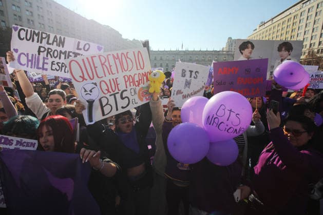 Santiago, July 5, 2026 Army BTS Chile holds a march over the possible cancellation of the concert at the National Stadium Jonnathan Oyarzun Aton Chile, Santiago, Chile Aton 1170188  Copyright: JONNATHANxOYARZUN ATONxCHILE