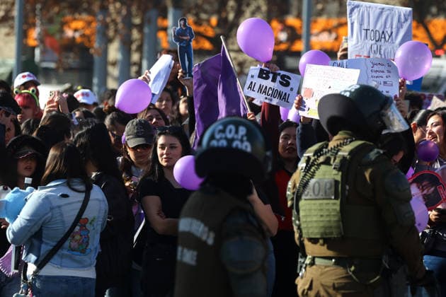 Santiago, July 5, 2026 Army BTS Chile holds a march over the possible cancellation of the concert at the National Stadium Jonnathan Oyarzun Aton Chile, Santiago, Chile Aton 1170185  Copyright: JONNATHANxOYARZUN ATONxCHILE