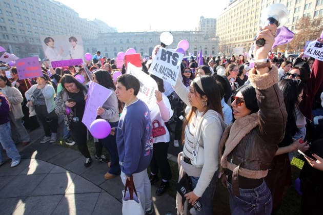 Santiago, July 5, 2026 Army BTS Chile holds a march over the possible cancellation of the concert at the National Stadium Jonnathan Oyarzun Aton Chile, Santiago, Chile Aton 1170187  Copyright: JONNATHANxOYARZUN ATONxCHILE