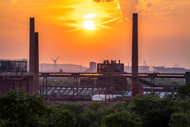 Sonnenuntergang über der Kokerei der Zeche Zollverein, UNESCO Welterbe,Schornsteine und Bandbrücken, Essen, Tetraeder auf der Halde Beckstraße in Bottrop, Windrad im Stadthafen Essen, Gasometer der aktiven Kokerei Prosper, NRW, Deutschland, Zeche Zollverein