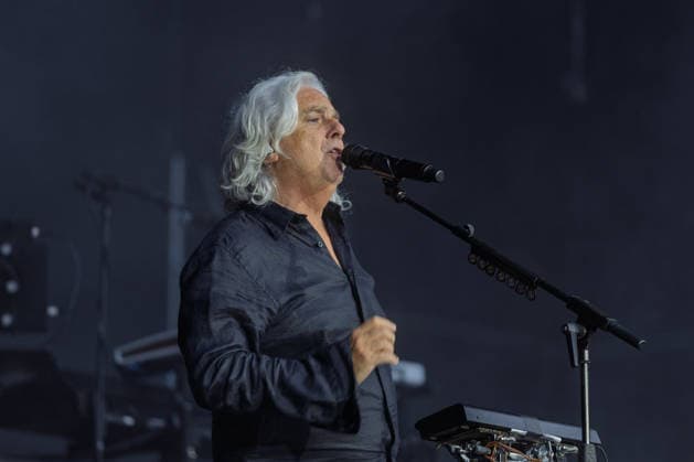 Marillion auf dem Kunst!Rasen Bonn Marillion-Leadsänger Steve HOGARTH beim Live-Auftritt der britischen Prog-Rock-Band vor rund 3.500 Zuschauern beim Open-Air-Konzert auf dem Kunst!Rasen Bonn-Gronau. Die Konzertreihe findet am Rande der Rheinaue am Bonner Rheinufer statt. Bonn Nordrhein-Westfalen Deutschland *** Marillion at the Kunst Rasen in Bonn: Marillion lead singer Steve HOGARTH during the British prog rock band’s live performance in front of an audience of about 3,500 at the open-air concert at the Kunst Rasen in Bonn-Gronau. The concert series takes place on the edge of the Rheinaue on the banks of the Rhine in Bonn, North Rhine-Westphalia, Germany. Copyright: xMarcxJohnx