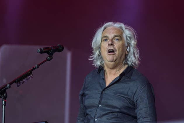 Marillion auf dem Kunst!Rasen Bonn Marillion-Leadsänger Steve HOGARTH beim Live-Auftritt der britischen Prog-Rock-Band vor rund 3.500 Zuschauern beim Open-Air-Konzert auf dem Kunst!Rasen Bonn-Gronau. Die Konzertreihe findet am Rande der Rheinaue am Bonner Rheinufer statt. Bonn Nordrhein-Westfalen Deutschland *** Marillion at the Kunst Rasen in Bonn: Marillion lead singer Steve HOGARTH during the British prog rock band’s live performance in front of an audience of about 3,500 at the open-air concert at the Kunst Rasen in Bonn-Gronau. The concert series takes place on the edge of the Rheinaue on the banks of the Rhine in Bonn, North Rhine-Westphalia, Germany. Copyright: xMarcxJohnx