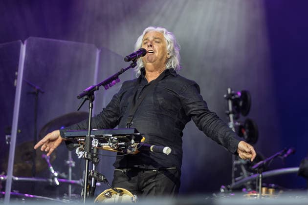 Marillion auf dem Kunst!Rasen Bonn Marillion-Leadsänger Steve HOGARTH beim Live-Auftritt der britischen Prog-Rock-Band vor rund 3.500 Zuschauern beim Open-Air-Konzert auf dem Kunst!Rasen Bonn-Gronau. Die Konzertreihe findet am Rande der Rheinaue am Bonner Rheinufer statt. Bonn Nordrhein-Westfalen Deutschland *** Marillion at the Kunst Rasen in Bonn: Marillion lead singer Steve HOGARTH during the British prog rock band’s live performance in front of an audience of about 3,500 at the open-air concert at the Kunst Rasen in Bonn-Gronau. The concert series takes place on the edge of the Rheinaue on the banks of the Rhine in Bonn, North Rhine-Westphalia, Germany. Copyright: xMarcxJohnx