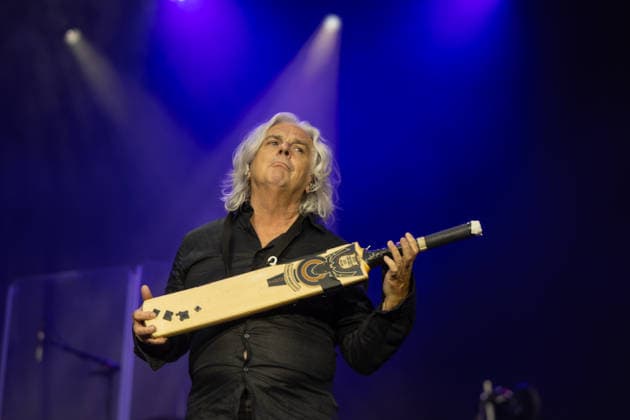 Marillion auf dem Kunst!Rasen Bonn Marillion-Leadsänger Steve HOGARTH beim Live-Auftritt der britischen Prog-Rock-Band vor rund 3.500 Zuschauern beim Open-Air-Konzert auf dem Kunst!Rasen Bonn-Gronau. Die Konzertreihe findet am Rande der Rheinaue am Bonner Rheinufer statt. Bonn Nordrhein-Westfalen Deutschland *** Marillion at the Kunst Rasen in Bonn: Marillion lead singer Steve HOGARTH during the British prog rock band’s live performance in front of an audience of about 3,500 at the open-air concert at the Kunst Rasen in Bonn-Gronau. The concert series takes place on the edge of the Rheinaue on the banks of the Rhine in Bonn, North Rhine-Westphalia, Germany. Copyright: xMarcxJohnx