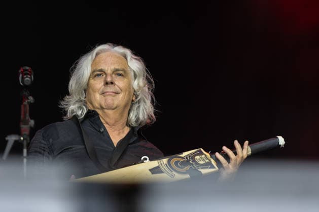 Marillion auf dem Kunst!Rasen Bonn Marillion-Leadsänger Steve HOGARTH beim Live-Auftritt der britischen Prog-Rock-Band vor rund 3.500 Zuschauern beim Open-Air-Konzert auf dem Kunst!Rasen Bonn-Gronau. Die Konzertreihe findet am Rande der Rheinaue am Bonner Rheinufer statt. Bonn Nordrhein-Westfalen Deutschland *** Marillion at the Kunst Rasen in Bonn: Marillion lead singer Steve HOGARTH during the British prog rock band’s live performance in front of an audience of about 3,500 at the open-air concert at the Kunst Rasen in Bonn-Gronau. The concert series takes place on the edge of the Rheinaue on the banks of the Rhine in Bonn, North Rhine-Westphalia, Germany. Copyright: xMarcxJohnx