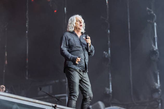 Marillion auf dem Kunst!Rasen Bonn Marillion-Leadsänger Steve HOGARTH beim Live-Auftritt der britischen Prog-Rock-Band vor rund 3.500 Zuschauern beim Open-Air-Konzert auf dem Kunst!Rasen Bonn-Gronau. Die Konzertreihe findet am Rande der Rheinaue am Bonner Rheinufer statt. Bonn Nordrhein-Westfalen Deutschland *** Marillion at the Kunst Rasen in Bonn: Marillion lead singer Steve HOGARTH during the British prog rock band’s live performance in front of approximately 3,500 spectators at the open-air concert at the Kunst Rasen in Bonn-Gronau. The concert series takes place on the edge of the Rheinaue on the banks of the Rhine in Bonn, North Rhine-Westphalia, Germany. Copyright: xMarcxJohnx