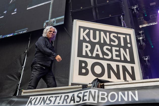 Marillion auf dem Kunst!Rasen Bonn Marillion-Leadsänger Steve HOGARTH beim Live-Auftritt der britischen Prog-Rock-Band vor rund 3.500 Zuschauern beim Open-Air-Konzert auf dem Kunst!Rasen Bonn-Gronau. Die Konzertreihe findet am Rande der Rheinaue am Bonner Rheinufer statt. Bonn Nordrhein-Westfalen Deutschland *** Marillion at the Kunst Rasen in Bonn: Marillion lead singer Steve HOGARTH during the British prog rock band’s live performance in front of approximately 3,500 spectators at the open-air concert at the Kunst Rasen in Bonn-Gronau. The concert series takes place on the edge of the Rheinaue on the banks of the Rhine in Bonn, North Rhine-Westphalia, Germany. Copyright: xMarcxJohnx