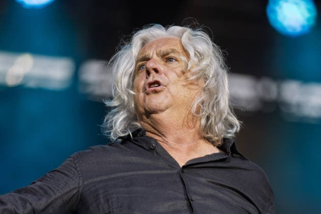 Marillion auf dem Kunst!Rasen Bonn Marillion-Leadsänger Steve HOGARTH beim Live-Auftritt der britischen Prog-Rock-Band vor rund 3.500 Zuschauern beim Open-Air-Konzert auf dem Kunst!Rasen Bonn-Gronau. Die Konzertreihe findet am Rande der Rheinaue am Bonner Rheinufer statt. Bonn Nordrhein-Westfalen Deutschland *** Marillion at the Kunst Rasen in Bonn: Marillion lead singer Steve HOGARTH during the British prog rock band’s live performance in front of approximately 3,500 spectators at the open-air concert at the Kunst Rasen in Bonn-Gronau. The concert series takes place on the edge of the Rheinaue on the banks of the Rhine in Bonn, North Rhine-Westphalia, Germany. Copyright: xMarcxJohnx