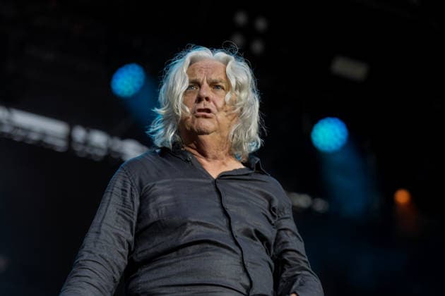 Marillion auf dem Kunst!Rasen Bonn Marillion-Leadsänger Steve HOGARTH beim Live-Auftritt der britischen Prog-Rock-Band vor rund 3.500 Zuschauern beim Open-Air-Konzert auf dem Kunst!Rasen Bonn-Gronau. Die Konzertreihe findet am Rande der Rheinaue am Bonner Rheinufer statt. Bonn Nordrhein-Westfalen Deutschland *** Marillion at the Kunst Rasen in Bonn: Marillion lead singer Steve HOGARTH during the British prog rock band’s live performance in front of approximately 3,500 spectators at the open-air concert at the Kunst Rasen in Bonn-Gronau. The concert series takes place on the edge of the Rheinaue on the banks of the Rhine in Bonn, North Rhine-Westphalia, Germany. Copyright: xMarcxJohnx