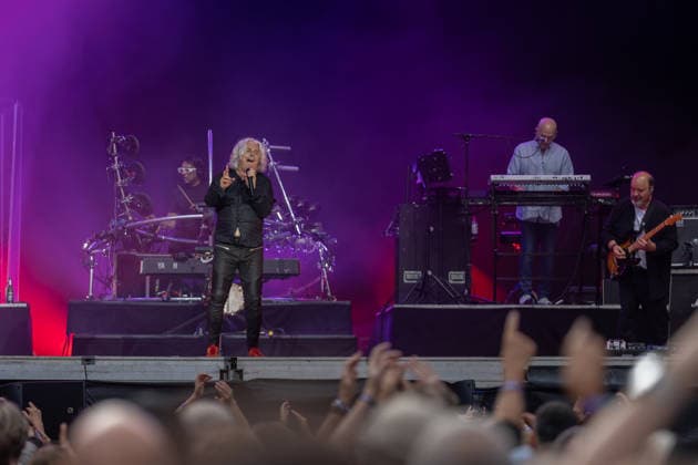 Marillion auf dem Kunst!Rasen Bonn Marillion-Leadsänger Steve HOGARTH beim Live-Auftritt der britischen Prog-Rock-Band vor rund 3.500 Zuschauern beim Open-Air-Konzert auf dem Kunst!Rasen Bonn-Gronau. Die Konzertreihe findet am Rande der Rheinaue am Bonner Rheinufer statt. Bonn Nordrhein-Westfalen Deutschland *** Marillion at the Kunst Rasen in Bonn: Marillion lead singer Steve HOGARTH during the British prog rock band’s live performance in front of approximately 3,500 spectators at the open-air concert at the Kunst Rasen in Bonn-Gronau. The concert series takes place on the edge of the Rheinaue on the banks of the Rhine in Bonn, North Rhine-Westphalia, Germany. Copyright: xMarcxJohnx