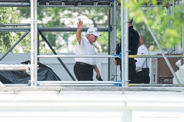 July 6, 2026 White House Pool United States President Donald J Trump waves as he returns to the White House in Washington, DC, USA, on Sunday, July 5, 2026. Credit: Aaron Schwartz Pool via CNP Washington District of Columbia United States  Copyright: xPool ABACAx