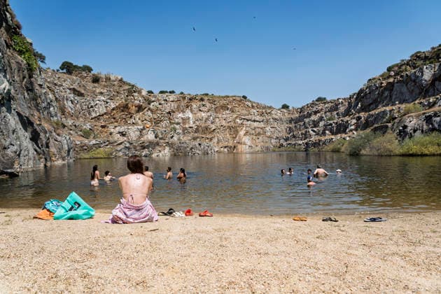 Swimming Pools and Natural Pools in Cáceres: La Cantera Picnic Areas, July 5, 2026, in Alcántara, Cáceres, Extremadura, Spain. The State Meteorological Agency (AEMET) forecasts that this Monday will be the peak of the heat wave affecting Spain, with maximum temperatures that could reach 42 degrees in the river valleys. JULY 5, 2026, Alcántara, Cáceres, Extremadura; Alcántara, Cáceres, Extremadura, Spain  Copyright: xCarlosxCriadox 7647680