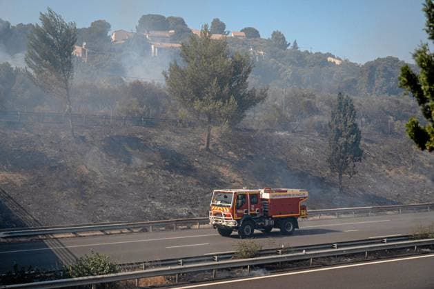 Fire in the Gard PHOTOPQR LE MIDI LIBRE TOM SERRANO MONTPELLIER 07 05 2026 PHOTOS TOM SERRANO FIRE IN THE TOWNS OF BEZOUCE, CABRIERES, AND LEDENON, GARD 30 DEPARTMENT DU GARD FIREFIGHTERS FIRE FLAMES FLAME FIRE DEPARTMENT FIREFIGHTER EMERGENCY RESPONSE A truck caught fire on the A9 highway near Rochefort-du-Gard, resulting in a fierce blaze. It was shortly before 3 p.m. on Saturday, July 4, when a heavy goods vehicle burst into flames between the Remoulins and Roquemaure interchanges, heading toward Lyon on the A9. Gard firefighters reported that they had been responding to the fire since 3:15 p.m. MONTPELLIER, HÉRAULT, France  Copyright: xPHOTOPQR LExMIDIxLIBRE MAXPPPxTOMxSERRANOx 20260705MDL3573 20260705MDL3586