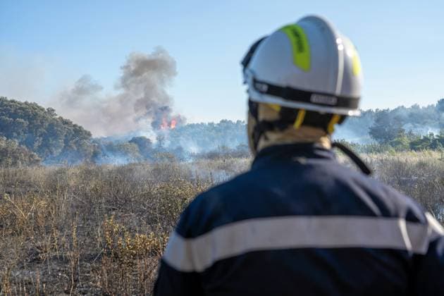 Fire in the Gard PHOTOPQR LE MIDI LIBRE TOM SERRANO MONTPELLIER 07 05 2026 PHOTOS TOM SERRANO FIRE IN THE TOWNS OF BEZOUCE, CABRIERES, AND LEDENON, GARD 30 DEPARTMENT DU GARD FIREFIGHTERS FIRE FLAMES FLAME FIRE DEPARTMENT FIREFIGHTER EMERGENCY RESPONSE A truck caught fire on the A9 highway near Rochefort-du-Gard, resulting in a fierce blaze. It was shortly before 3 p.m. on Saturday, July 4, when a heavy goods vehicle burst into flames between the Remoulins and Roquemaure interchanges, heading toward Lyon on the A9. Gard firefighters reported that they had been responding to the fire since 3:15 p.m. MONTPELLIER, HÉRAULT, France  Copyright: xPHOTOPQR LExMIDIxLIBRE MAXPPPxTOMxSERRANOx 20260705MDL3570 20260705MDL3588