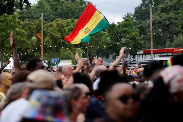 Zuschauer schwenken die Flagge von Bolivien an der Red Stage beim Summerjam Festival 2026 am Fühlinger See. Das Summerjam Festival ist eines der größten Reggae-Festivals in Europa und existiert dieses Jahr 39 Jahre, 29 davon in Köln. (Themenbild, Symbolbild) Köln, 05.07.2026 NRW Deutschland *** Spectators wave the Bolivian flag at the Red Stage during the 2026 Summerjam Festival at Fühlinger See. The Summerjam Festival is one of the largest reggae festivals in Europe and is celebrating its 39th anniversary this year, 29 of which have been held in Cologne. Featured image, stock photo: Cologne, July 5, 2026, North Rhine-Westphalia, Germany Copyright: xChristophxHardtx