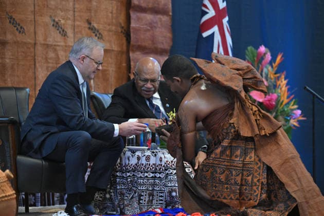 ANTHONY ALBANESE PACIFIC ISLANDS VISIT, Australia™s Prime Minister Anthony Albanese and Fiji™s Prime Minister Sitiveni Rabuka are poured kava at a welcome ceremony in Suva, Fiji, Monday, July 6, 2026. The Prime Minister is in Fiji s capital Suva, where he s set to sign a major new treaty, before making a brief stop off in Solomon Islands on Tuesday. ( NO ARCHIVING SUVA FIJI  Copyright: xMICKxTSIKASx 20260706142669688150