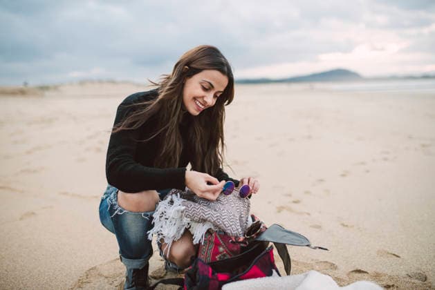 Portrait of smiling woman with backpack on the beach model released, Symbolfoto, RAEF02202