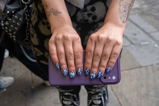 Metallica fans by the pop up ship in London, UK - 5Jul 2026 A fan shows her finger nails with Metallica flash on them outside the Metallica pop up shop in London. Metallica heavy metal band is having two concerts in London over the weekend as part of the M72 World Tour. Hundreds of Metallica fans were seen queuing up to buy some memorabilia by the Metallica pop up shop which is open for 4 days in London, UK. London United Kingdom Copyright: xKrisztianxElekx xSOPAxImagesx SSS_20260705_POPUP_SHOP_0011005027