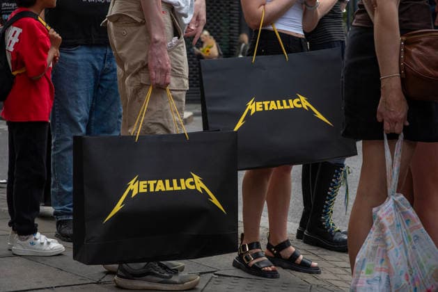 Metallica fans by the pop up ship in London, UK - 5Jul 2026 Metallica fans carry their hopping bags after the successful shopping at the pop up shop in London. Metallica heavy metal band is having two concerts in London over the weekend as part of the M72 World Tour. Hundreds of Metallica fans were seen queuing up to buy some memorabilia by the Metallica pop up shop which is open for 4 days in London, UK. London United Kingdom Copyright: xKrisztianxElekx xSOPAxImagesx SSS_20260705_POPUP_SHOP_0011005037