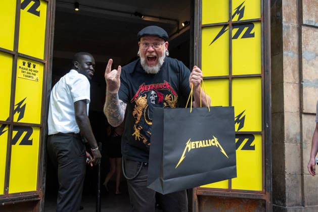 Metallica fans by the pop up ship in London, UK - 5Jul 2026 A happy Metallica fan after the shopping at the pop up shop in London. Metallica heavy metal band is having two concerts in London over the weekend as part of the M72 World Tour. Hundreds of Metallica fans were seen queuing up to buy some memorabilia by the Metallica pop up shop which is open for 4 days in London, UK. London United Kingdom Copyright: xKrisztianxElekx xSOPAxImagesx SSS_20260705_POPUP_SHOP_0011005039