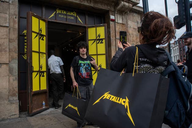 Metallica fans by the pop up ship in London, UK - 5Jul 2026 Metallica fans take photos from one another outside the pop up shop in London. Metallica heavy metal band is having two concerts in London over the weekend as part of the M72 World Tour. Hundreds of Metallica fans were seen queuing up to buy some memorabilia by the Metallica pop up shop which is open for 4 days in London, UK. London United Kingdom Copyright: xKrisztianxElekx xSOPAxImagesx SSS_20260705_POPUP_SHOP_0011005051
