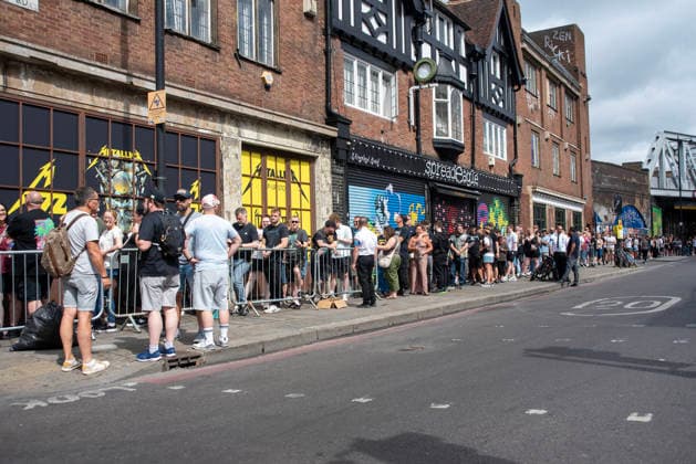 Metallica fans by the pop up ship in London, UK - 5Jul 2026 Metallica fans queuing up nearby the pop up shop in London. Metallica heavy metal band is having two concerts in London over the weekend as part of the M72 World Tour. Hundreds of Metallica fans were seen queuing up to buy some memorabilia by the Metallica pop up shop which is open for 4 days in London, UK. London United Kingdom Copyright: xKrisztianxElekx xSOPAxImagesx SSS_20260705_POPUP_SHOP_0011005054