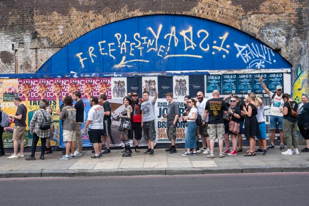 Metallica fans by the pop up ship in London, UK - 5Jul 2026 Metallica fans queuing up nearby the pop up shop in London. Metallica heavy metal band is having two concerts in London over the weekend as part of the M72 World Tour. Hundreds of Metallica fans were seen queuing up to buy some memorabilia by the Metallica pop up shop which is open for 4 days in London, UK. London United Kingdom Copyright: xKrisztianxElekx xSOPAxImagesx SSS_20260705_POPUP_SHOP_0011005055