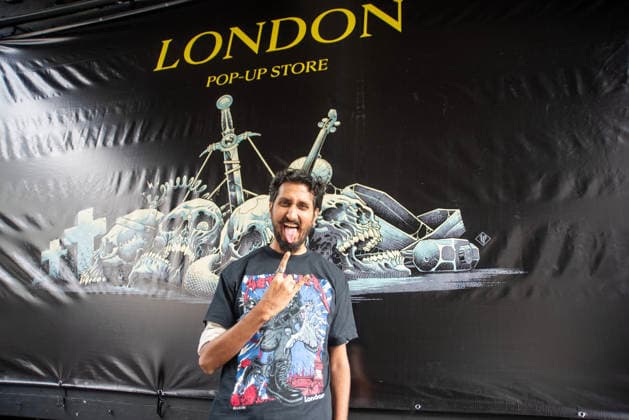 Metallica fans by the pop up ship in London, UK - 5Jul 2026 A fan pose for a photo front of the Metallica banner nearby the pop up shop in London. Metallica heavy metal band is having two concerts in London over the weekend as part of the M72 World Tour. Hundreds of Metallica fans were seen queuing up to buy some memorabilia by the Metallica pop up shop which is open for 4 days in London, UK. London United Kingdom Copyright: xKrisztianxElekx xSOPAxImagesx SSS_20260705_POPUP_SHOP_0011005064