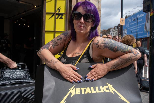Metallica fans by the pop up ship in London, UK - 5Jul 2026 A fan shows her finger nails with Metallica flash on them outside the Metallica pop up shop in London. Metallica heavy metal band is having two concerts in London over the weekend as part of the M72 World Tour. Hundreds of Metallica fans were seen queuing up to buy some memorabilia by the Metallica pop up shop which is open for 4 days in London, UK. London United Kingdom Copyright: xKrisztianxElekx xSOPAxImagesx SSS_20260705_POPUP_SHOP_0011005066
