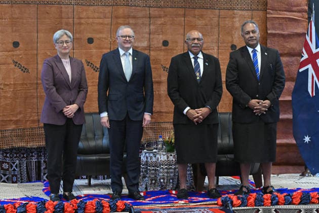 ANTHONY ALBANESE PACIFIC ISLANDS VISIT, Australia™s Minister for Foreign Affairs Penny Wong Prime Minister, Anthony Albanese, Fiji™s Prime Minister Sitiveni Rabuka and Minister for Foreign Affairs Sakiasi Raisevu Ditoka at a welcome ceremony in Suva, Fiji, Monday, July 6, 2026. The Prime Minister is in Fiji s capital Suva, where he s set to sign a major new treaty, before making a brief stop off in Solomon Islands on Tuesday. ( NO ARCHIVING SUVA FIJI  Copyright: xMICKxTSIKASx 20260706125926924728
