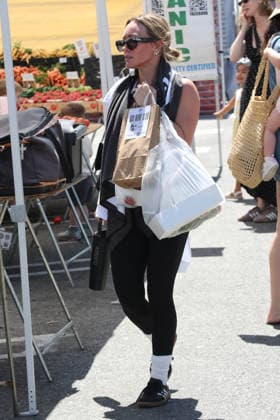 Celebrities enjoy a bright, warm day shopping at the Farmers Market Featuring: Hilary Duff Where: Studio City, California, United States When: 05 Jul 2026 Credit: H2Y INSTARimages EDITORIAL USE ONLY. NOT FOR USE BY NEWSPAPERS BASED IN THE UK. Copyright: xx instar55830634