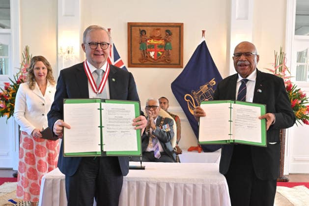 ANTHONY ALBANESE PACIFIC ISLANDS VISIT, Australia™s Prime Minister Anthony Albanese and Fiji™s Prime Minister Sitiveni Rabuka sign a treaty and an alliance as Fiji™s President Ratu Naiqama Lalabalavu (C) looks on at State House in Suva, Fiji, Monday, July 6, 2026. ( NO ARCHIVING SUVA FIJI  Copyright: xMICKxTSIKASx 20260706173462529815
