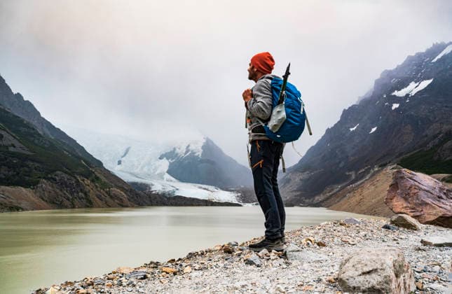 Backpacker looking at a glacier lake in El Chalten Patagonia model released, Symbolfoto, UUF37235
