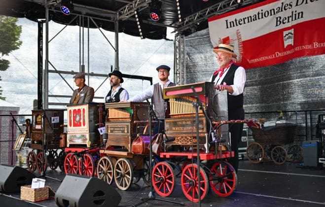 (260706) -- BERLIN, July 6, 2026 -- Players demonstrate their barrel organs during the International Barrel Organ Festival 2026 in Berlin, Germany, July 5, 2026. The International Barrel Organ Festival 2026 was held in Berlin from July 3 to 5. Barrel organ players from across the world gathered here to entertain residents and visitors with a nostalgic musical celebration. ) GERMANY-BERLIN-BARREL ORGAN FESTIVAL ZhangxHaofu 