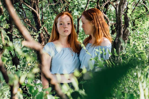 Redheaded twins at a tree model released, Symbolfoto, VPIF00934
