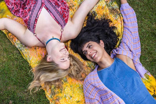 Two female friends share a blanket in a park and smile model released, Symbolfoto, WPEF10334