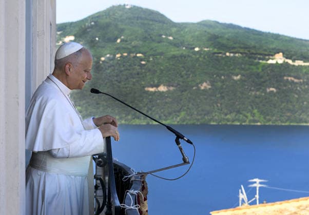 News Themen der Woche KW27 Pope Leo XIV Arrives in Castel Gandolfo For Summer Holidays - Italy Pope Leo XIV greets crowds upon arrival at Castel Gandolfo, just southeast of Rome, Italy on July 5, 2026 where he will spend summer holidays until July 27. From the balcony of his residence, the Pope offered a few words in return for the joy shown by the local community, which had been eagerly awaiting his traditional July stay, a month usually devoted to a break from his regular commitments. Photo by (EV) Simone Risoluti Vatican Media ABACAPRESS.COM Castel Gandolfo  Copyright: xABACAx