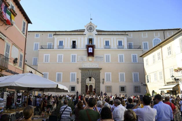 Pope Leo XIV Arrives in Castel Gandolfo For Summer Holidays - Italy Pope Leo XIV greets crowds upon arrival at Castel Gandolfo, just southeast of Rome, Italy on July 5, 2026 where he will spend summer holidays until July 27. From the balcony of his residence, the Pope offered a few words in return for the joy shown by the local community, which had been eagerly awaiting his traditional July stay, a month usually devoted to a break from his regular commitments. Photo by (EV) Mario Tomassetti Vatican Media ABACAPRESS.COM Castel Gandolfo  Copyright: xABACAx
