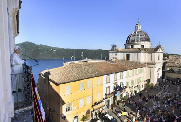 Pope Leo XIV Arrives in Castel Gandolfo For Summer Holidays - Italy Pope Leo XIV greets crowds upon arrival at Castel Gandolfo, just southeast of Rome, Italy on July 5, 2026 where he will spend summer holidays until July 27. From the balcony of his residence, the Pope offered a few words in return for the joy shown by the local community, which had been eagerly awaiting his traditional July stay, a month usually devoted to a break from his regular commitments. Photo by (EV) Simone Risoluti Vatican Media ABACAPRESS.COM Castel Gandolfo  Copyright: xABACAx