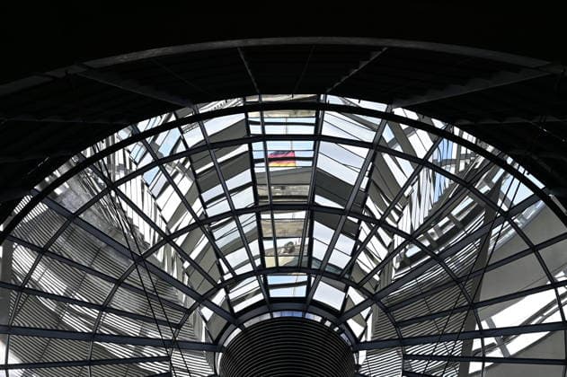 Creative Highlights World Der Plenarsaal. Die Lichtspindel, oft auch als Lichtkegel oder Spiegeltrichter bezeichnet, ist das architektonische und energetische Herzstück im Inneren der Glaskuppel des Reichstagsgebäudes, dem Sitz des Deutschen Bundestages in Berlin. Er erstreckt sich über zwei Etagen und wird von der weithin sichtbaren, 23 Meter hohen Glaskuppel gekrönt, durch die Tageslicht in den Saal geleitet wird. Das Reichstagsgebäude in Berlin ist der offizielle Sitz des Deutschen Bundestages. Die Außenansicht ist geprägt von der historischen Neorenaissance-Fassade des Architekten Paul Wallot und der modernen, weithin sichtbaren Glaskuppel von Lord Norman Foster. Die Westfassade: Dies ist die bekannteste Vorderansicht des Gebäudes, die direkt zum groß Copyright: xMatthiasxWehnertx
