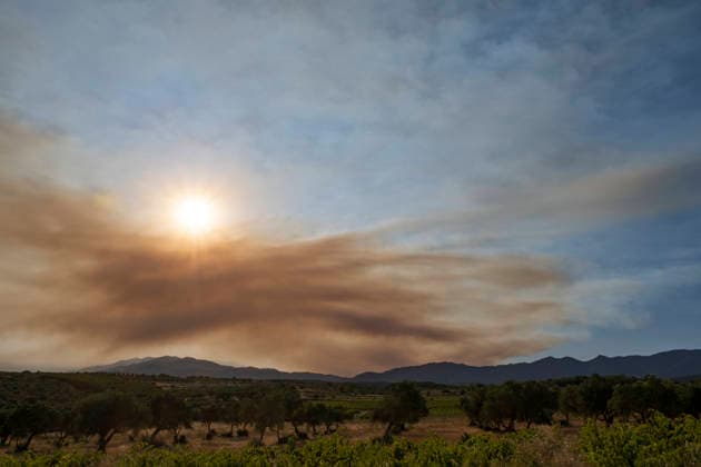 Fire in Trevillac, France - 5 Jul 2026 Threads of smoke from the fire in Trevillac are seen over the Alt Empordà sky more than 50 kilometers away. The smoke from the out-of-control forest fire in Trevillac, south of France is moving forming smoke trails over the Alt Empordà in Catalonia at a linear distance of 50 kilometers. Girona Spain Copyright: xPacoxFreirex xSOPAxImagesx P_Freire_05072026-DSCF4053