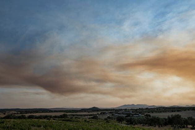 Fire in Trevillac, France - 5 Jul 2026 Threads of smoke from the fire in Trevillac are seen over the Alt Empordà sky more than 50 kilometers away. The smoke from the out-of-control forest fire in Trevillac, south of France is moving forming smoke trails over the Alt Empordà in Catalonia at a linear distance of 50 kilometers. Girona Spain Copyright: xPacoxFreirex xSOPAxImagesx P_Freire_05072026-DSCF4056