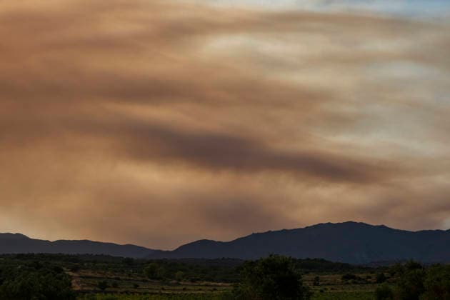 Fire in Trevillac, France - 5 Jul 2026 Threads of smoke from the fire in Trevillac are seen over the Alt Empordà sky more than 50 kilometers away. The smoke from the out-of-control forest fire in Trevillac, south of France is moving forming smoke trails over the Alt Empordà in Catalonia at a linear distance of 50 kilometers. Girona Spain Copyright: xPacoxFreirex xSOPAxImagesx P_Freire_05072026-DSCF4054