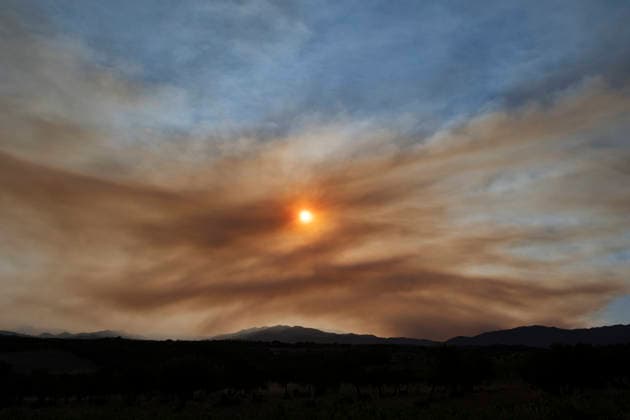 Fire in Trevillac, France - 5 Jul 2026 Threads of smoke from the fire in Trevillac are seen over the Alt Empordà sky more than 50 kilometers away. The smoke from the out-of-control forest fire in Trevillac, south of France is moving forming smoke trails over the Alt Empordà in Catalonia at a linear distance of 50 kilometers. Girona Spain Copyright: xPacoxFreirex xSOPAxImagesx P_Freire_05072026-DSCF4064