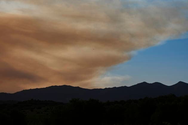 Fire in Trevillac, France - 5 Jul 2026 Threads of smoke from the fire in Trevillac are seen over the Alt Empordà sky more than 50 kilometers away. The smoke from the out-of-control forest fire in Trevillac, south of France is moving forming smoke trails over the Alt Empordà in Catalonia at a linear distance of 50 kilometers. Girona Spain Copyright: xPacoxFreirex xSOPAxImagesx P_Freire_05072026-DSCF4073