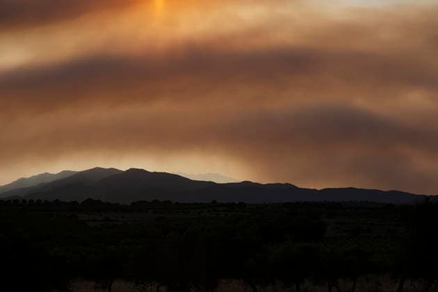Fire in Trevillac, France - 5 Jul 2026 Threads of smoke from the fire in Trevillac are seen over the Alt Empordà sky more than 50 kilometers away. The smoke from the out-of-control forest fire in Trevillac, south of France is moving forming smoke trails over the Alt Empordà in Catalonia at a linear distance of 50 kilometers. Girona Spain Copyright: xPacoxFreirex xSOPAxImagesx P_Freire_05072026-DSCF4074