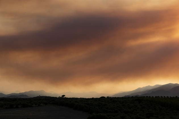 Fire in Trevillac, France - 5 Jul 2026 Threads of smoke from the fire in Trevillac are seen over the Alt Empordà sky more than 50 kilometers away. The smoke from the out-of-control forest fire in Trevillac, south of France is moving forming smoke trails over the Alt Empordà in Catalonia at a linear distance of 50 kilometers. Girona Spain Copyright: xPacoxFreirex xSOPAxImagesx P_Freire_05072026-DSCF4086